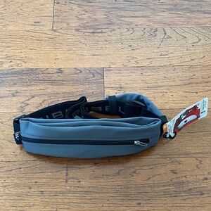 NWT Dual pocket cross-body design Spibelt